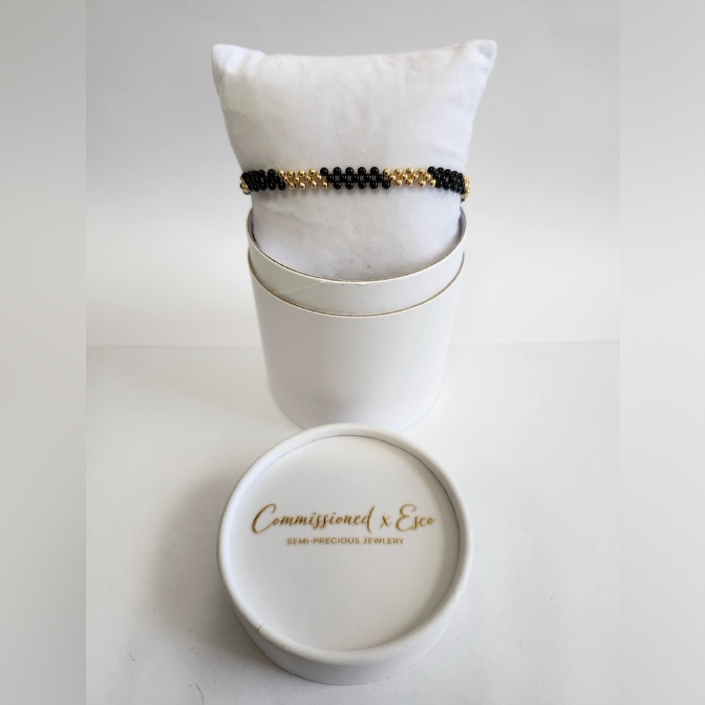 Onyx & 18k Yellow Gold Needlepoint Bracelet - Picture 4 of 5